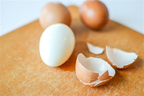 perfect-easy-to-peel-hard-boiled-eggs-the image