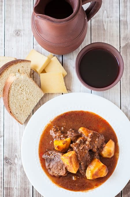 azores-beef-stew-with-potatoes-molha-de-carne image