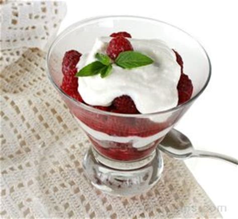 raspberry-parfait-recipe-recipetipscom image