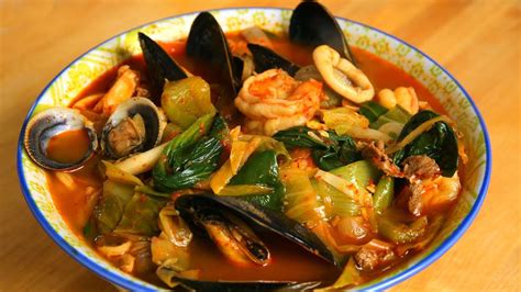 spicy-seafood-and-meat-mixed-noodle-soup image