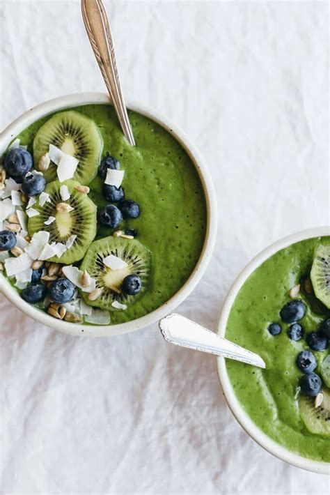 clean-green-smoothie-bowl-downshiftology image