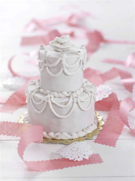 a-beginners-guide-to-making-a-wedding-cake-the image