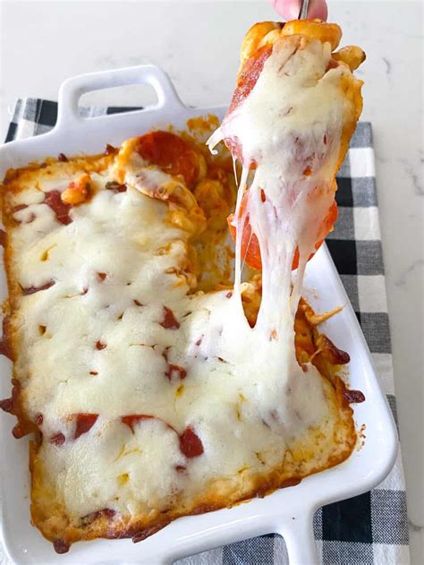 pepperoni-pizza-creamy-baked-mac-and-cheese-picky image