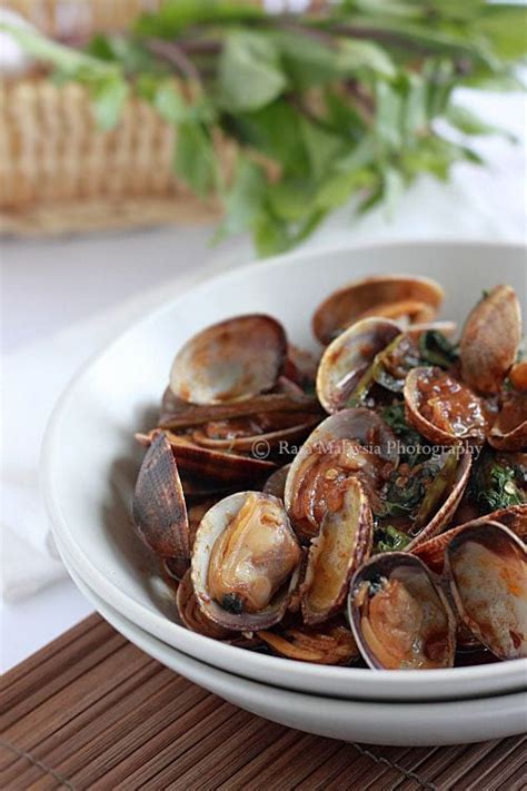 spicy-clams-in-thai-roasted-chili-paste-hoy-lai-ped image