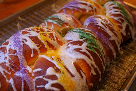 mardi-gras-king-cake-traditional-new-orleans image