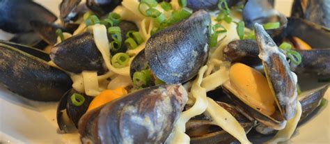 creamy-mussels-with-garlic-parmesan-and-pasta image