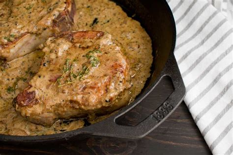 pork-chops-with-peppercorn-sauce-the-hungry-pinner image