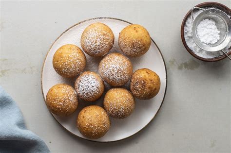 bunuelos-colombianos-colombian-cheese-fritters image
