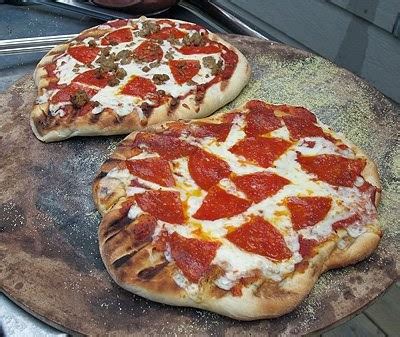 how-to-make-pizza-on-the-grill-amandas-cookin image