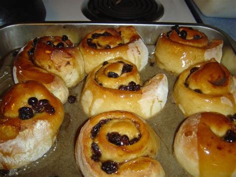bread-machine-cinnamon-raisin-swirl-rolls image
