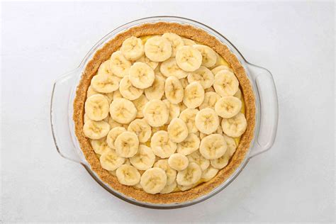 banana-pudding-pie-recipe-made-with-pudding-mix-the image