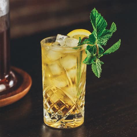 bourbon-sweet-tea-cocktail-recipe-liquorcom image
