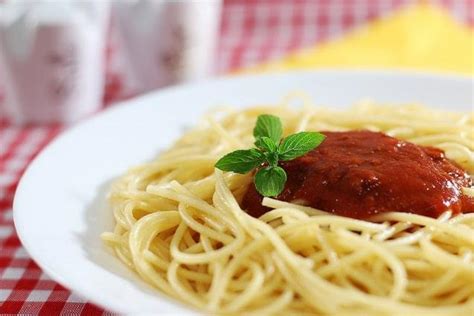 homemade-spaghetti-sauce-with-red-wine image
