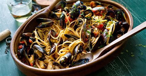 a-simple-recipe-for-pasta-with-mussels-the-new image