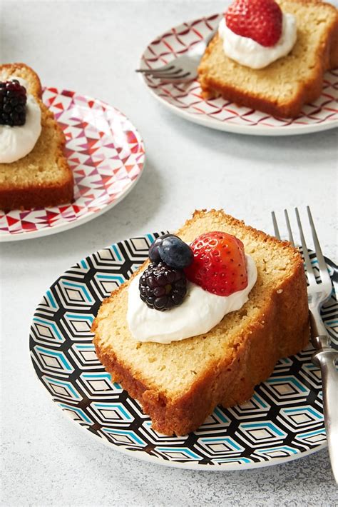 easy-sour-cream-pound-cake-recipe-bake-or-break image