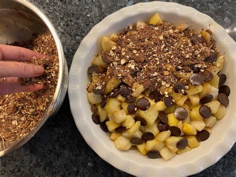 pear-crumble-with-oats-chocolate-and-hazelnut-mad image