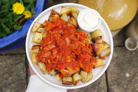 baked-patatas-bravas-spanish-crispy-potatoes-in-spicy image
