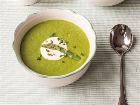 how-to-make-asparagus-and-spinach-soup-topped-with image