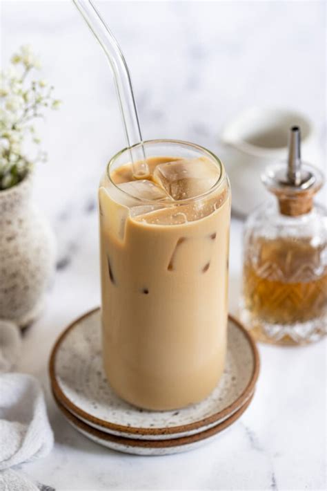 how-to-make-an-iced-vanilla-latte-5-minutes image
