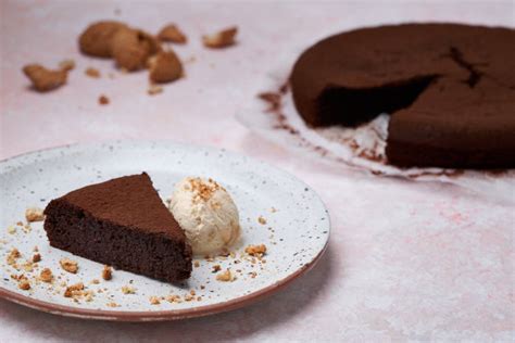 nigellas-sunken-chocolate-amaretto-cake-recipe-hot image