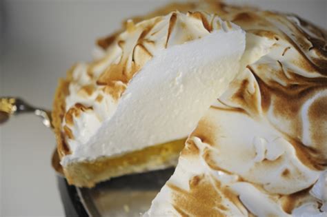 deep-dish-pumpkin-meringue-pie-cupcakes image