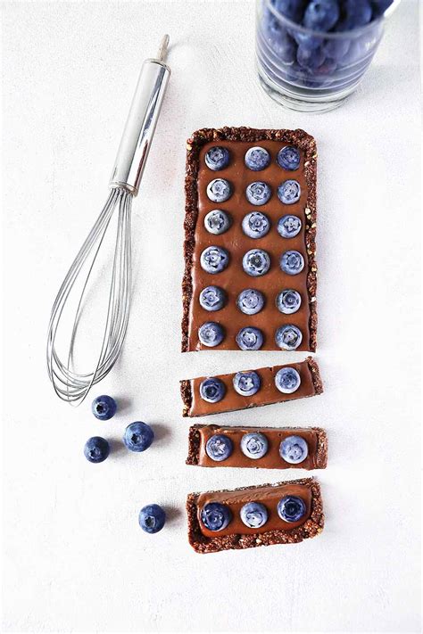 raw-vegan-blueberry-chocolate-ganache-tart-vanillacrunnch image
