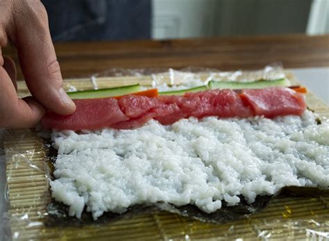 how-to-make-tuna-maki-sushi-roll-sizzlefish image