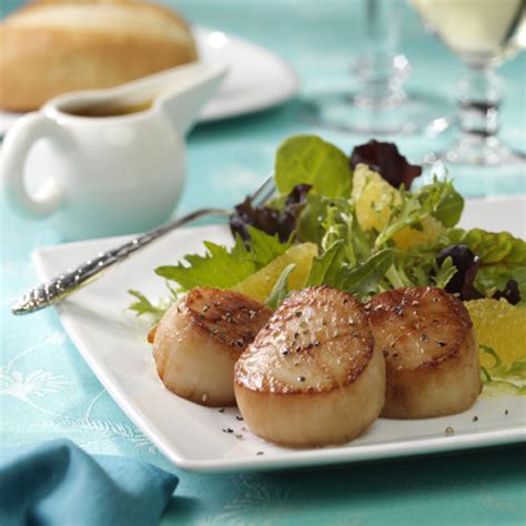 seared-scallops-on-mixed-greens-with-citrus-vinaigrette image