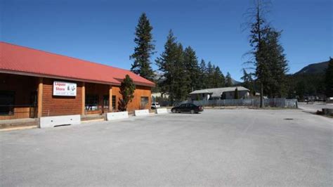pubs-and-bars-in-golden-tourism-golden-bc-canada image