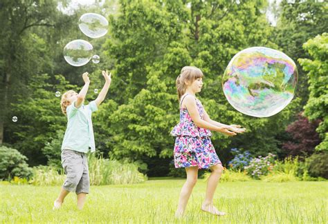 how-to-make-giant-unpoppable-bubbles-thoughtco image