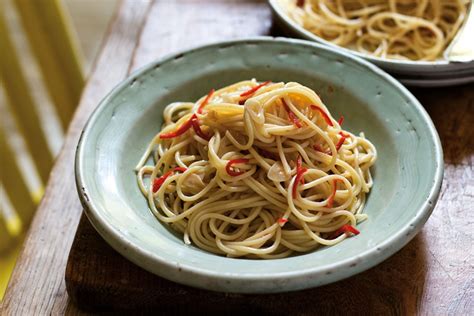 spaghetti-recipe-with-garlic-olive-oil-and-chilli image