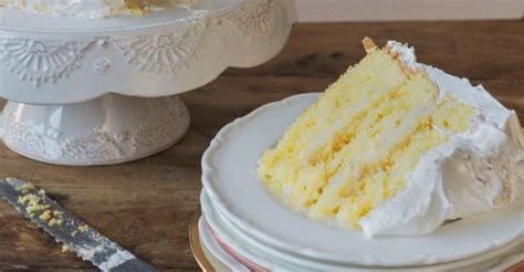 lemon-mascarpone-italian-meringue-cake-mindfood image