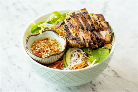 vietnamese-noodles-with-lemongrass-chicken-bun-ga image