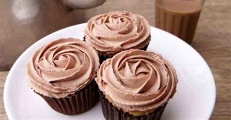 chai-cupcakes-with-chai-buttercream-frosting-scrollin image