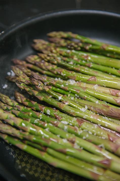 spring-asparagus-with-creamy-burrata-pesto-the image