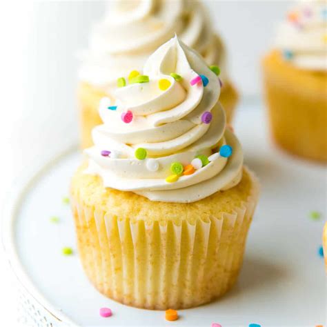 perfect-vanilla-cupcakes-the-flavor-bender image