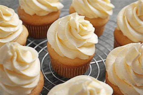 how-to-make-frosting-fluffy-whipped-and-buttercream image