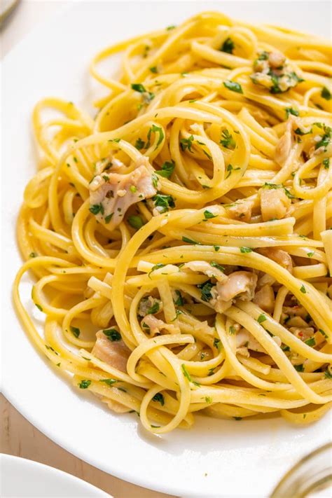 white-clam-sauce-with-linguine image