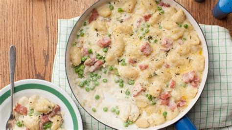 cheesy-gnocchi-casserole-with-ham-and-peas-food image