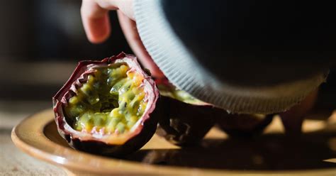 passion-fruit-nutrition-benefits-and-how-to-eat-it image