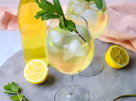 limoncello-spritz-refreshing-italian-lemon-cocktail image