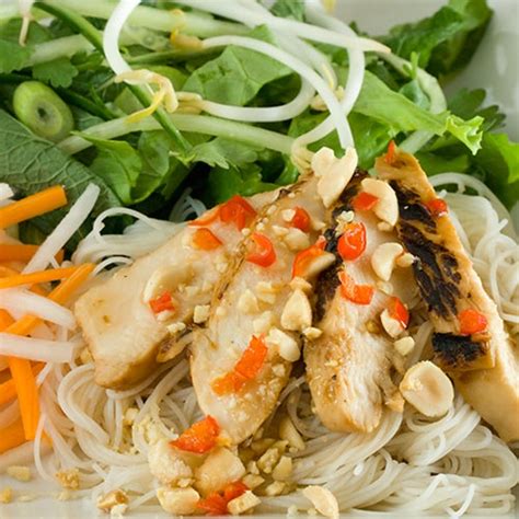 vermicelli-salad-with-lemongrass-chicken-clean-eating image