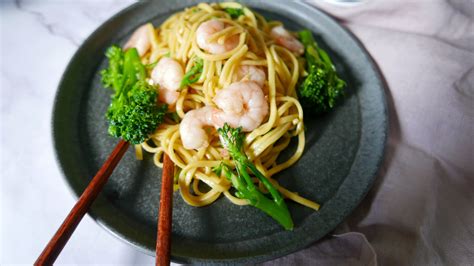 easy-shrimp-chow-mein image