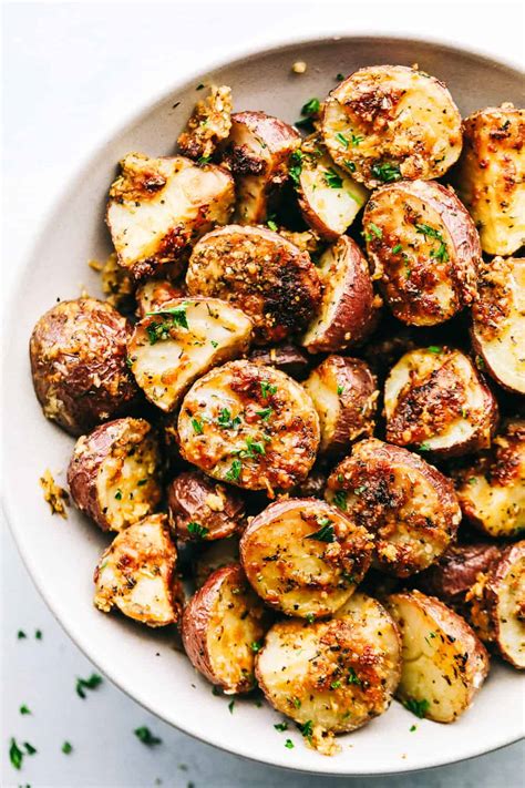 oven-roasted-parmesan-garlic-potatoes-the image