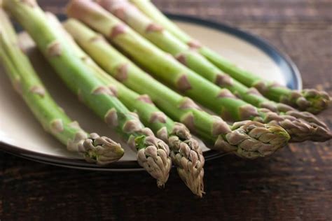 how-to-make-the-perfectly-steamed-asparagus-cfyl image