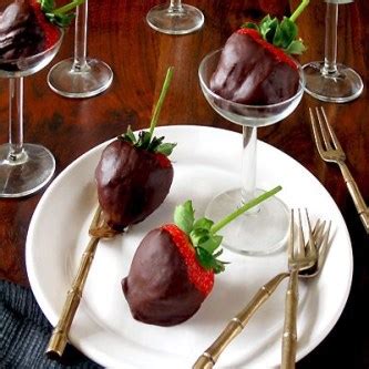 chili-chocolate-dipped-strawberries-sippitysup image