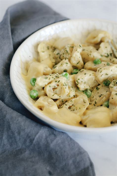 vegan-tortellini-in-creamy-alfredo-sauce-pasta-based image