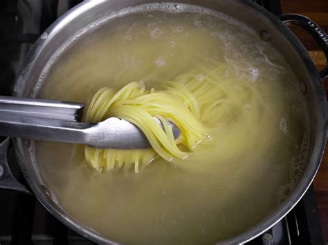 spaghetti-al-pomodoro-crudo-spaghetti-with-no-cook image