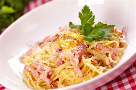 egg-and-bacon-spaghetti-readers-digest-canada image