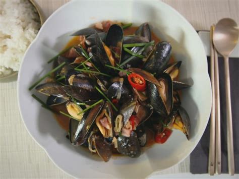 spicy-mussels-with-bacon-recipe-judy-joo-cooking image